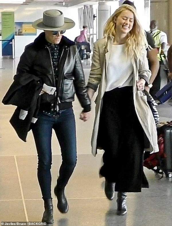 Amber Heard tay trong tay hạnh phúc với bạn gái ở sân bay 2