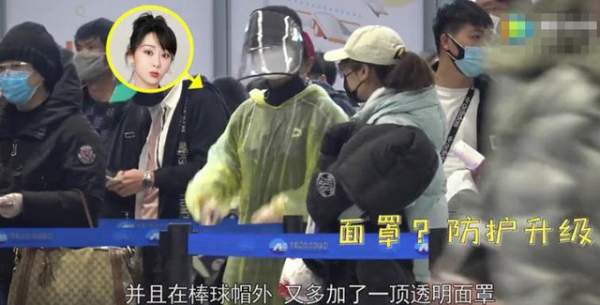 Dương Tử mặc áo mưa ở sân bay để tránh Covid-19 5