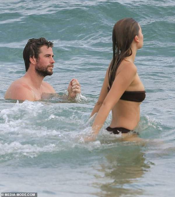 Liam Hemsworth đi tắm biển cùng bạn gái gợi cảm 4