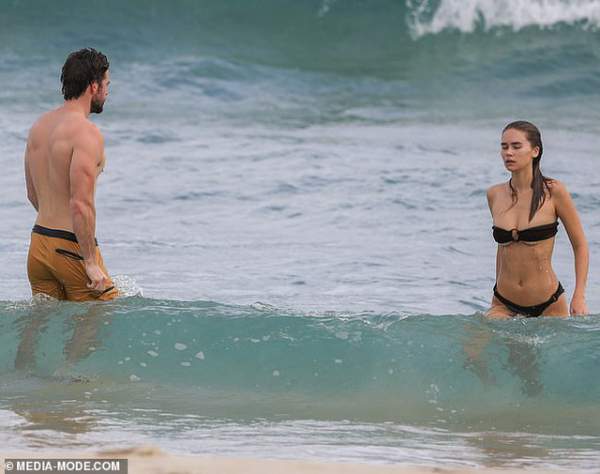 Liam Hemsworth đi tắm biển cùng bạn gái gợi cảm 2