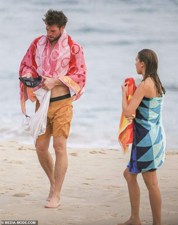 Liam Hemsworth đi tắm biển cùng bạn gái gợi cảm 5