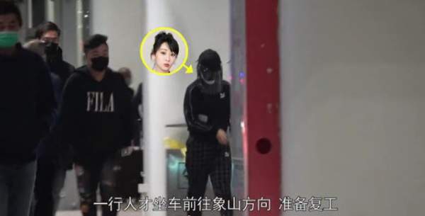 Dương Tử mặc áo mưa ở sân bay để tránh Covid-19 6