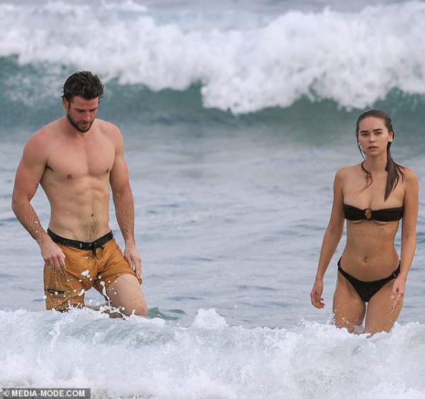Liam Hemsworth đi tắm biển cùng bạn gái gợi cảm 8