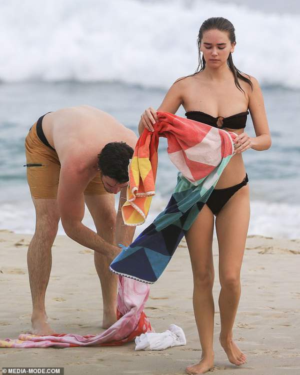 Liam Hemsworth đi tắm biển cùng bạn gái gợi cảm 6