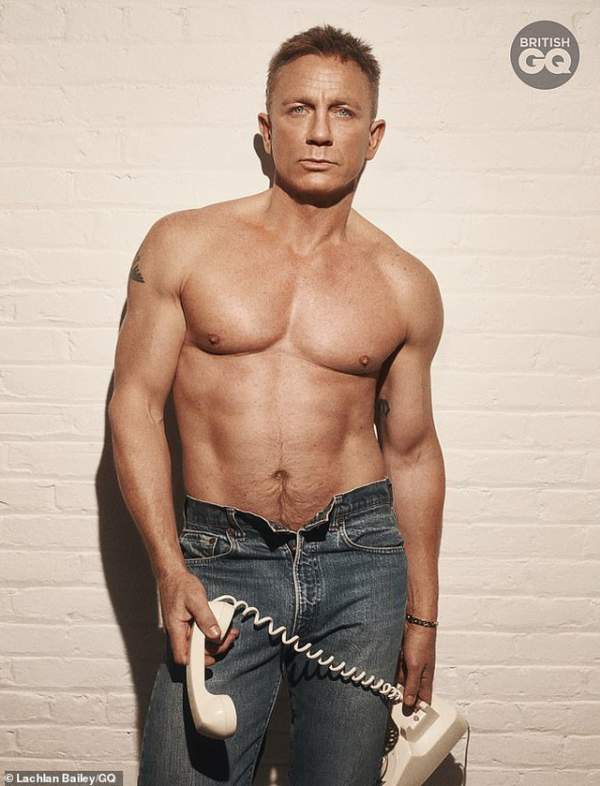 "Điệp viên 007" Daniel Craig "khoe thân" trên tạp chí