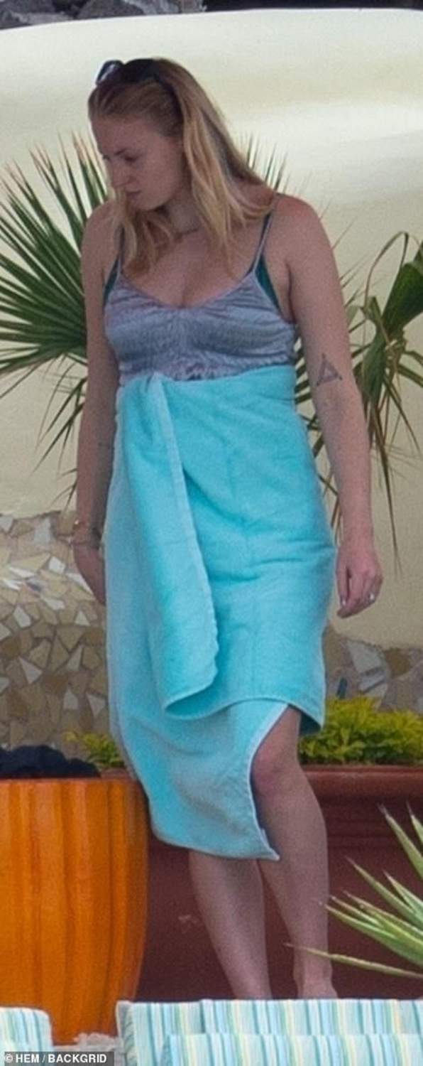 Sophie Turner bế bụng bầu đi nghỉ mát 8
