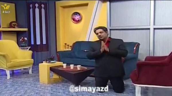 MC truyền hình Iran quỳ gối xin người dân ở trong nhà vì Covid-19