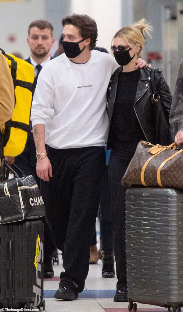 Brooklyn Beckham và bạn gái đeo khẩu trang tại sân bay