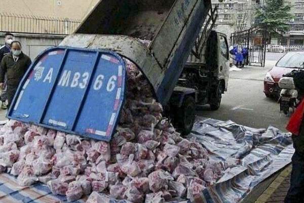 Dùng xe rác chở thịt lợn cho vùng bị cách ly, quan chức Vũ Hán mất chức