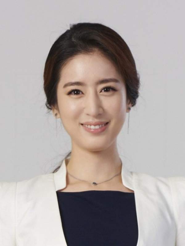 Vợ Joo Jin Mo lần đầu xuất hiện sau scandal “tìm gái gọi” của chồng 3