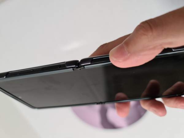Đánh giá smartphone màn hình gập Galaxy Z Flip - Độc và đắt 9