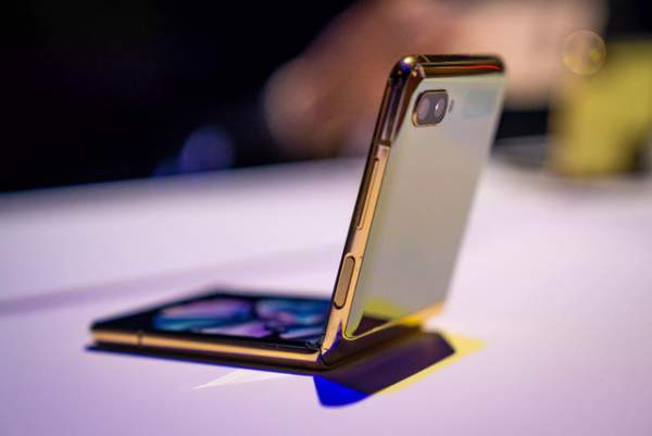 Đánh giá smartphone màn hình gập Galaxy Z Flip - Độc và đắt 5