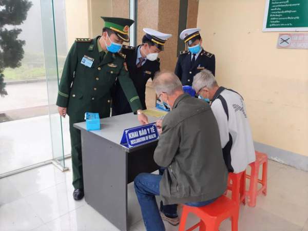 Nghệ An: Đoàn viên thanh niên gõ cửa từng nhà tuyên truyền khai báo y tế 4