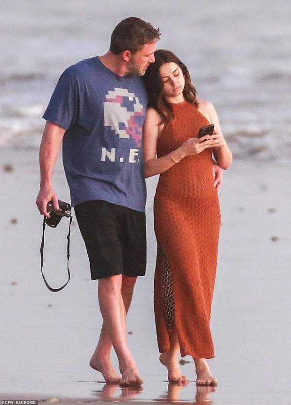 Ben Affleck đưa bạn gái "Bond girl" đi nghỉ mát 7
