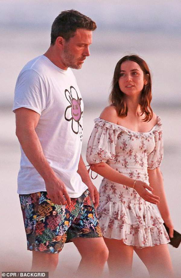 Ben Affleck đưa bạn gái "Bond girl" đi nghỉ mát 3