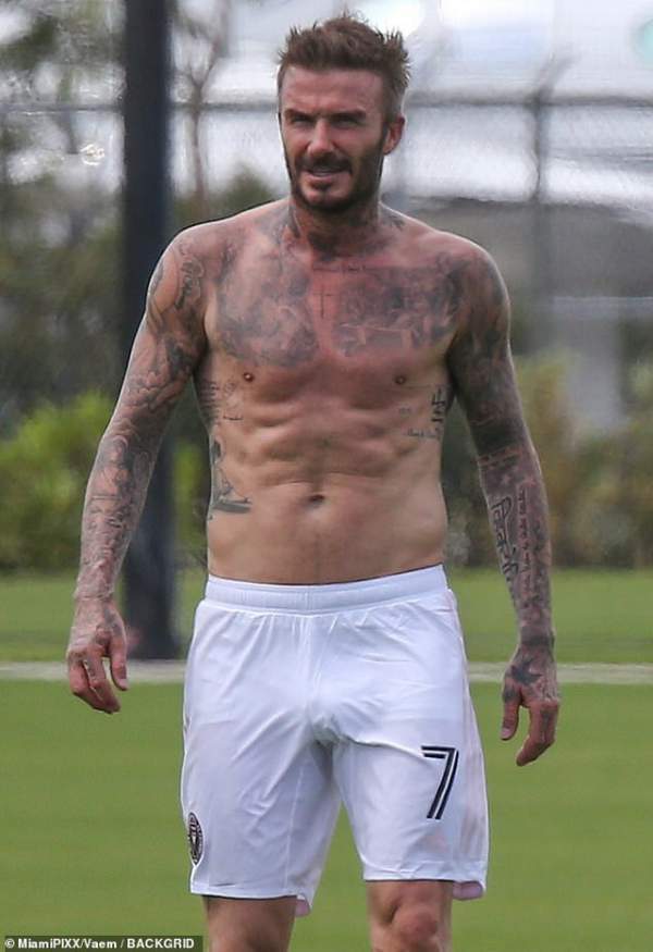 David Beckham cởi trần khoe hình xăm 7