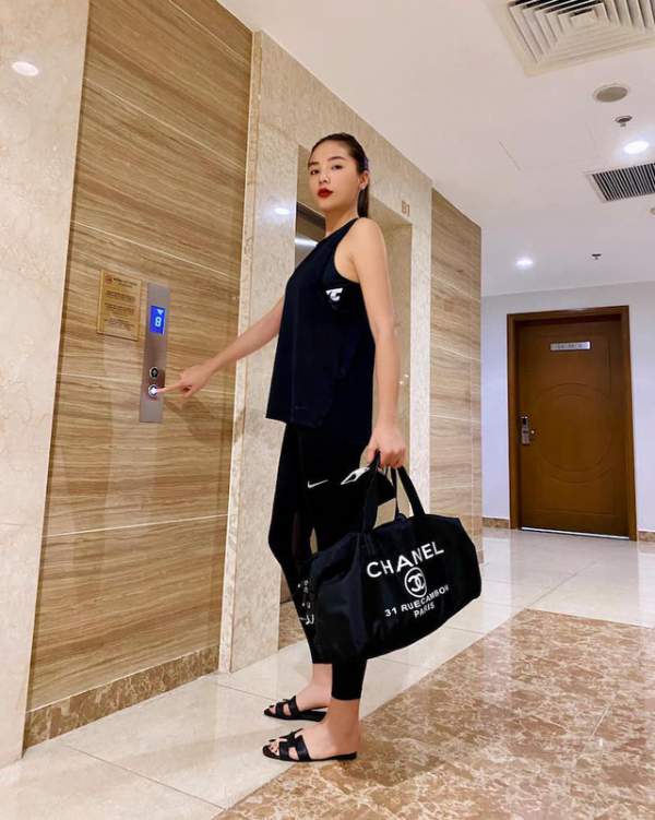 Hoa hậu Khánh Vân hài hước với “thời trang mùa dịch bệnh” 8