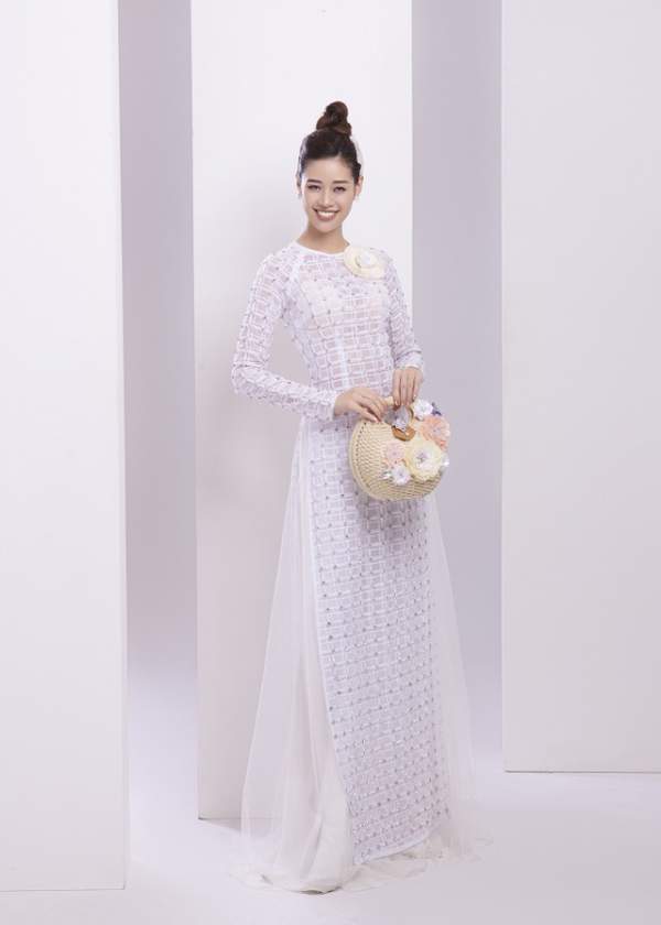 Hoa hậu Khánh Vân nền nã với áo dài 6
