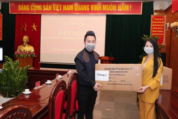 Tóc Tiên, Tùng Dương tặng hơn 1 tỉ đồng cho cho bộ đội biên phòng