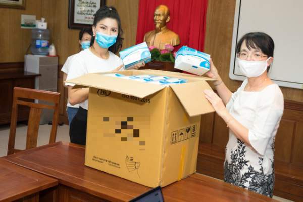 “Hoa hậu hàng không” tặng 7500 khẩu trang cho nhân viên y tế 5