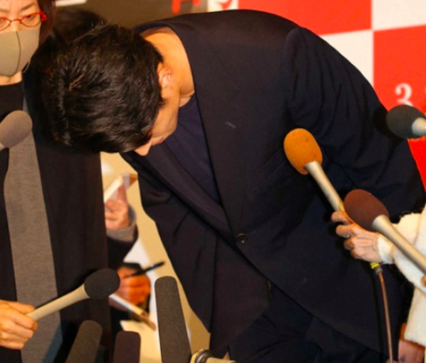 Sao hạng A Nhật Bản cúi đầu xin lỗi vì ngoại tình 4