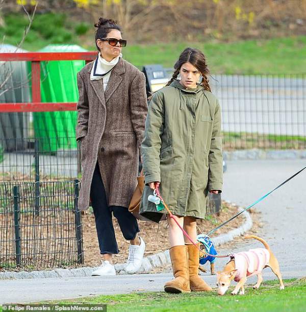 Katie Holmes cùng con gái dắt cún đi dạo