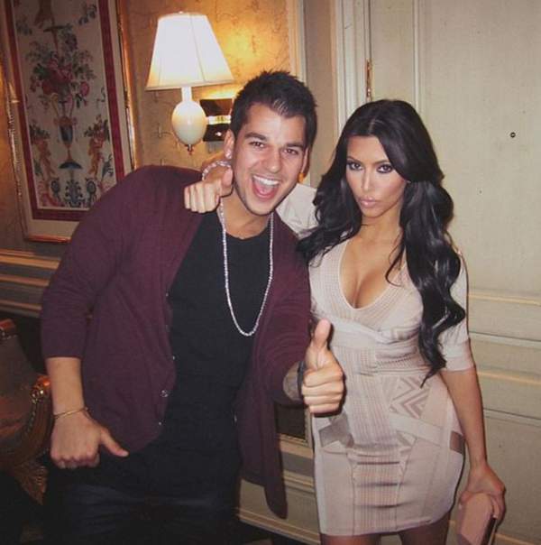 Kim Kardashian chia sẻ ảnh ngày bé với fans 3