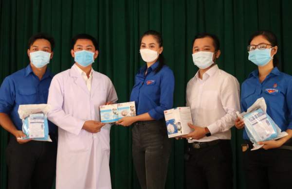 Hoa hậu Trần Tiểu Vy đến thăm, tặng quà tại bệnh viện dã chiến Củ Chi