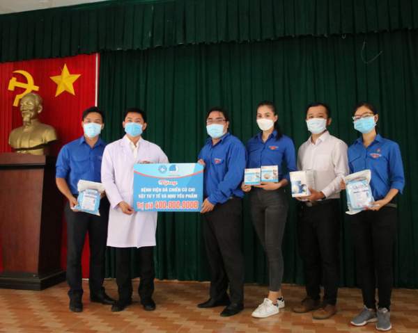 Hoa hậu Trần Tiểu Vy đến thăm, tặng quà tại bệnh viện dã chiến Củ Chi 2