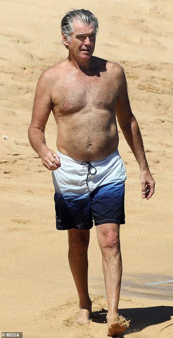 "Điệp viên 007" Pierce Brosnan đưa vợ đi tắm biển