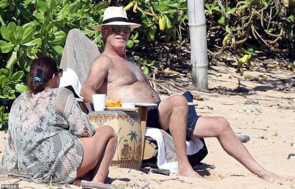 "Điệp viên 007" Pierce Brosnan đưa vợ đi tắm biển 4