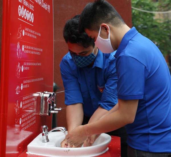 Thanh niên Hà Nội tích cực hỗ trợ khu cách ly, lắp 100 bồn rửa tay miễn phí 9