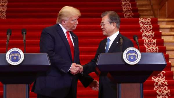 Ông Trump đề nghị Hàn Quốc hỗ trợ thiết bị y tế giúp Mỹ chống dịch