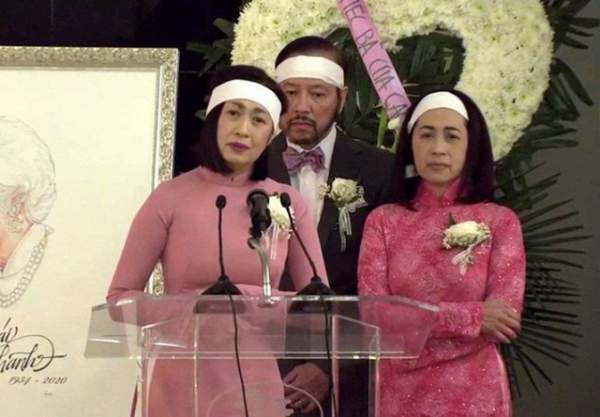 Vì sao danh ca Ý Lan mặc trang phục màu hồng trong đám tang mẹ Thái Thanh?