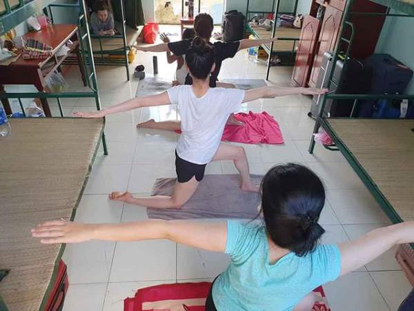 Cô giáo dạy Yoga ngay trong khu cách ly tại Đà Nẵng "gây sốt" 4