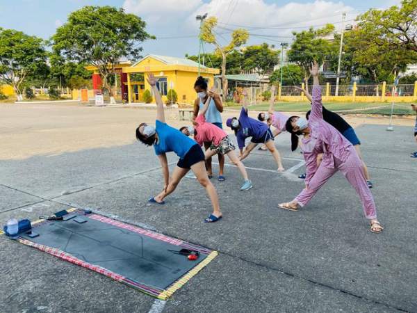 Cô giáo dạy Yoga ngay trong khu cách ly tại Đà Nẵng "gây sốt" 9