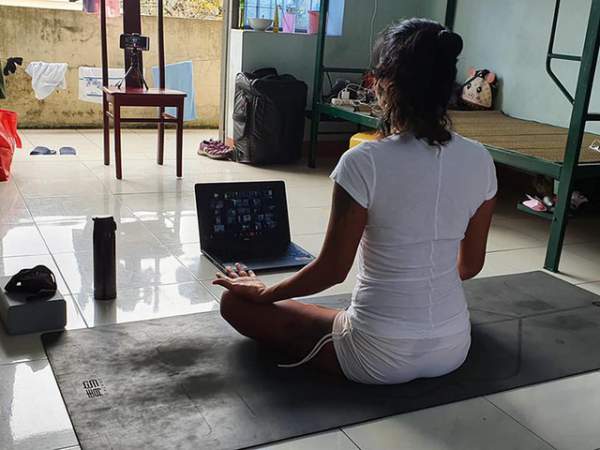 Cô giáo dạy Yoga ngay trong khu cách ly tại Đà Nẵng "gây sốt" 2