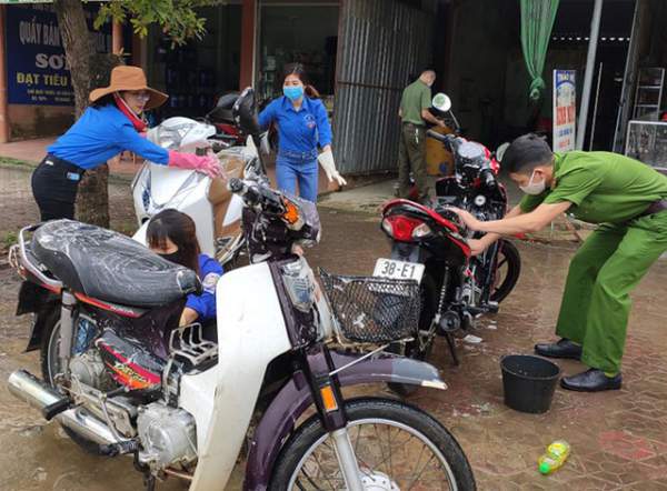 Đoàn viên miền núi rửa xe gây quỹ mua khẩu trang phát cho người dân