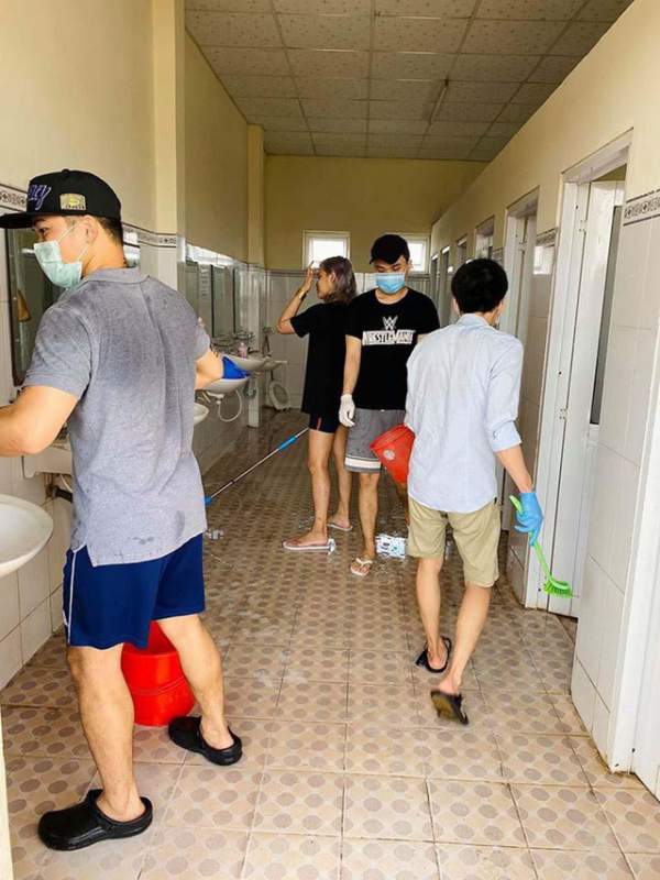Du học sinh rủ nhau phụ giúp dọn nhà vệ sinh chung của khu cách ly 3