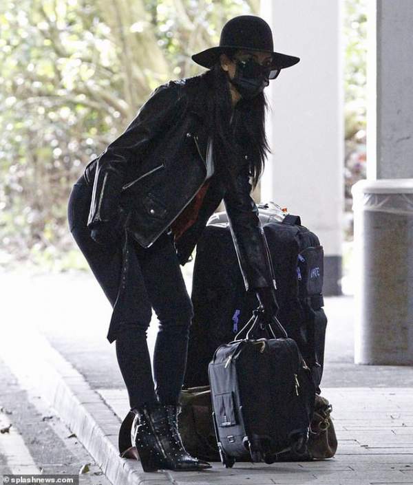 Nicole Scherzinger đeo khẩu trang ra sân bay cùng bồ trẻ 3