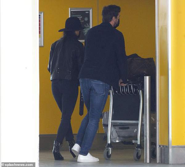 Nicole Scherzinger đeo khẩu trang ra sân bay cùng bồ trẻ 4