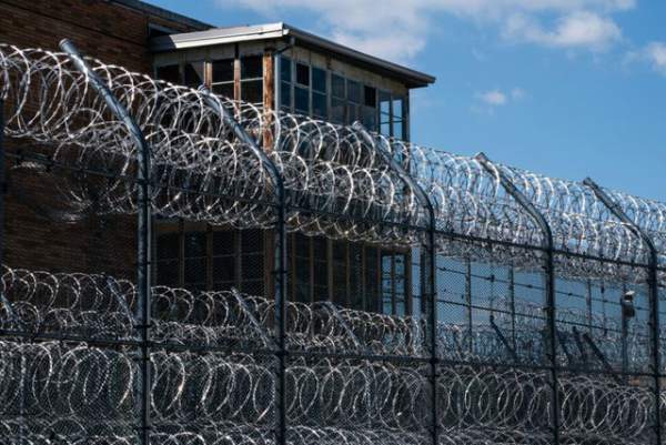 Mỹ thả hàng nghìn tù nhân ngăn dịch Covid-19 lây lan