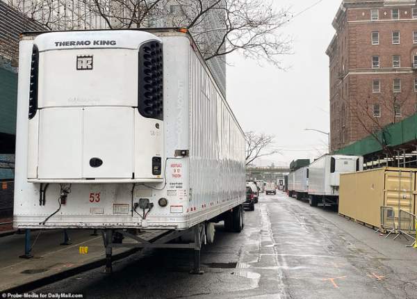 Video các thi thể được đưa lên xe tải đông lạnh ở New York 5
