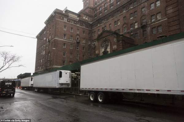 Video các thi thể được đưa lên xe tải đông lạnh ở New York 4