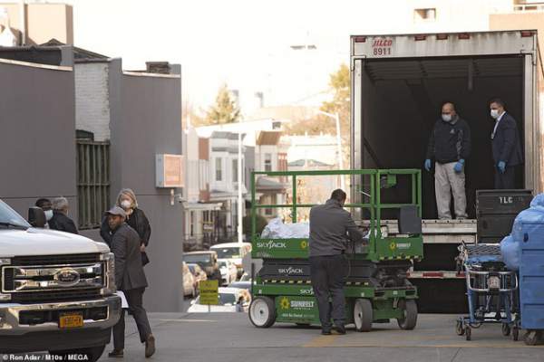 Video các thi thể được đưa lên xe tải đông lạnh ở New York 8