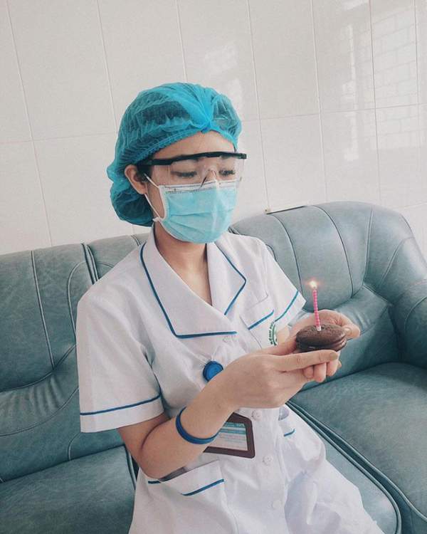 Sinh nhật đáng nhớ của nữ điều dưỡng viên tại bệnh viện Bạch Mai