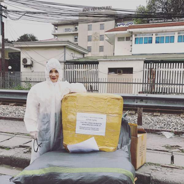 Đinh Thành Lê một mình mang đồ bảo hộ đến tặng Bệnh viện Bạch Mai