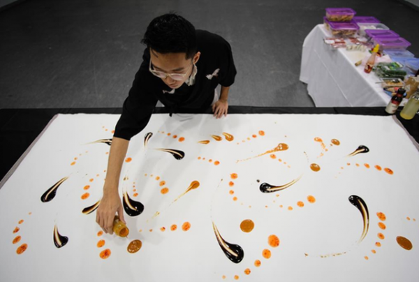 Du học sinh Việt dùng thức ăn vẽ tranh nghệ thuật lên báo Tây Ban Nha
