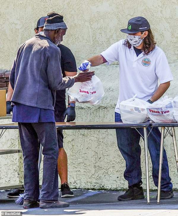 Con trai Michael Jackson phát đồ ăn cho người nghèo