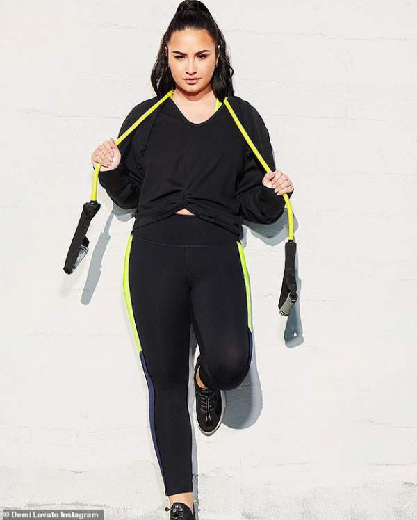 Demi Lovato khoe dáng nảy nở quảng cáo bộ sưu tập mới 2